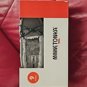 Minnetonka Leather w/ Faux Fur Lining Womens 9 Hardsole